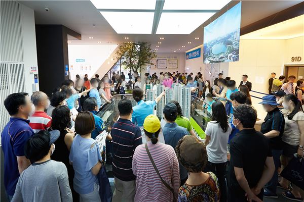 ‘광교 더샵’ 모델하우스 방문객들이 내부를 구경하고 있다. 사진=포스코건설 제공