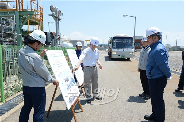 6일 이승훈 한국가스공사 신임사장이 인천 LNG생산기지를 방문해 현장 의견을 청취하고 있다. 사진=가스공사 제공