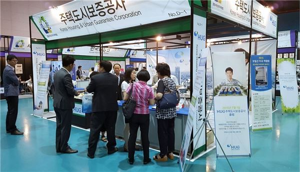주택도시보증공사가 서울무역전시장(SETEC)에서 열린 ‘2015 부동산 투자박람회’에 참가해 홍보부스를 운영하고 있는 모습. 사진=주택도시보증공사 제공