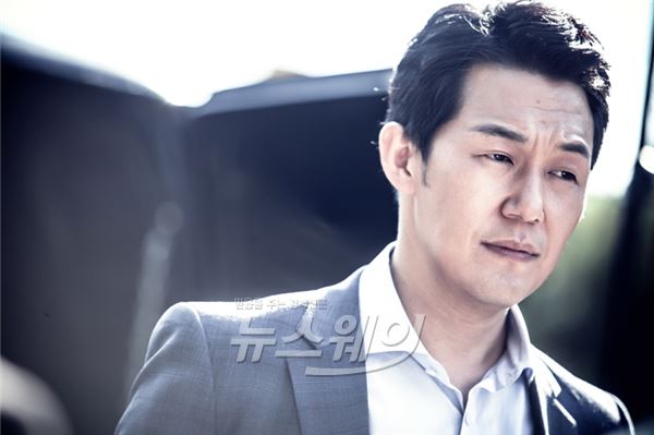 tvN '신분을 숨겨라' 고스트 추적이 본격화 되면서 박성웅의 남성미 넘치는 카리스마가 폭발했다 / 사진= CJ E&M