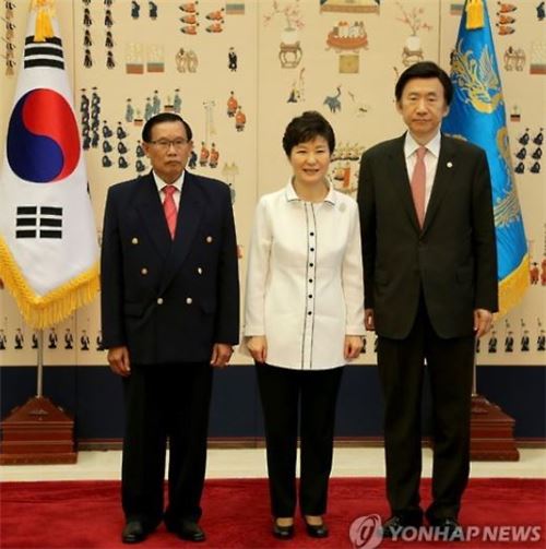 깨오다리봉 주한 라오스 대사(왼쪽), 박근혜 대통령, 윤병세 외교부 장관. 사진=연합뉴스 제공