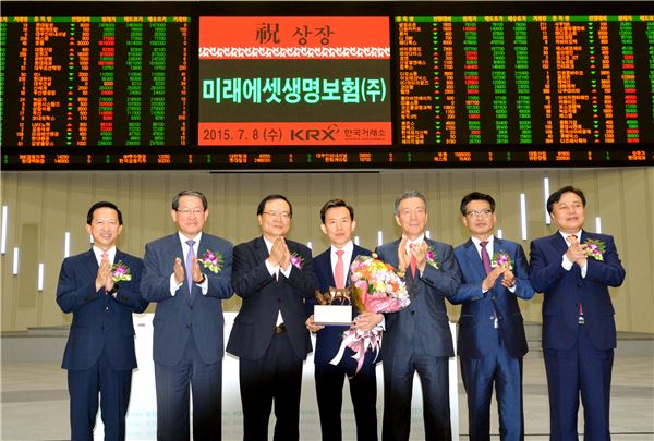미래에셋생명은 8일 오전 한국거래소 홍보관에서 신규상장 기념식을 개최했다. (왼쪽부터)윤용암 삼성증권 대표이사, 강호갑 한국중견기업연합회 회장, 최경수 한국거래소 이사장, 최현만 미래에셋생명 대표이사 수석부회장, 이수창 생명보험협회 회장, 김원대 한국거래소 부이사장, 김진규 상장회사협의회 부회장. 사진=미래에셋생명 제공