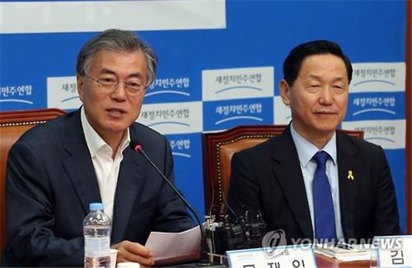 새정치민주연합 문재인 대표(왼쪽)와 김상곤 혁신위원장. 사진=연합뉴스 제공