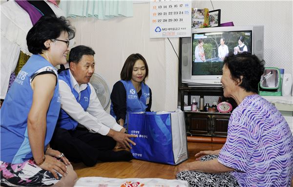 신한생명은 설계사로 구성된 ‘빅드림 봉사단’이 주체가 돼 독거어르신을 위한 ‘보양식 나눔’ 봉사활동을 전국에서 동시에 실시했다고 14일 밝혔다. 사진=신한생명