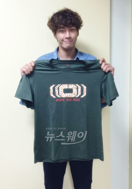 JTBC 드라마 '디데이'에서 열혈 외과의사 이해성 역을 맡아 촬영에 한창인 김영광이 스태프들을 위해 시원한 티셔츠를 선물했다/사진제공=엔피노