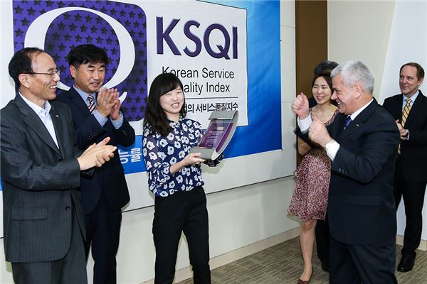 한국지엠주식회사가 ‘한국능률협회컨설팅’이 최근 실시한 ‘2015 한국산업의 판매서비스 품질지수(KSQI)’ 조사에서 판매부문 1위에 올라, 이 부문 3년 연속 1위를 달성했다.