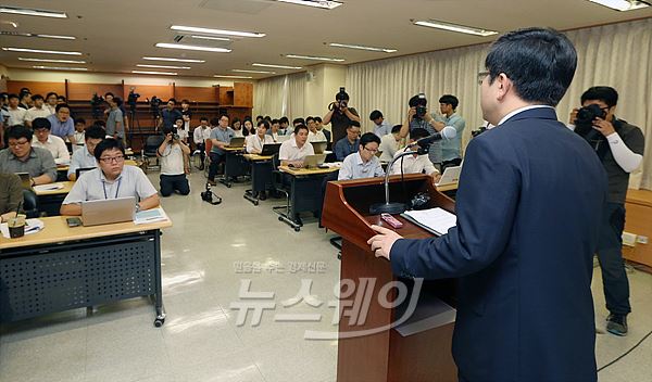방산비리 합동수사단 출범 7개월···중간 수사결과 발표 ‘63명 기소’ 기사의 사진