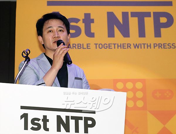 넷마블게임즈가 15일 오후 서울 구로동 지밸리컨벤션홀에서 개최한‘1st NTP(Netmarble Together with Press)’ 행사에서 방준혁 의장이 인사말을 하고 있다. 사진=이수길 기자