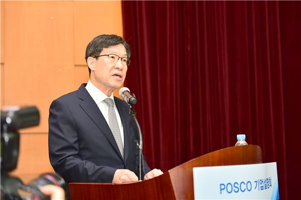 권오준 포스코 회장이 지난 15일 여의도 한국거래소 국제회의장에서 열린 기업설명회에서 포스코 경영쇄신계획을 발표하고 있다. 사진=포스코 제공