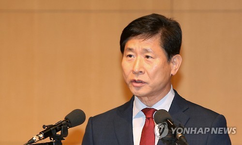 17일 오전 서울 중구 태평로 2가 삼성생명 빌딩에서 열린 제일모직 임시 주주총회에서 의장인 윤주화 제일모직 패션부문 사장이 인사말을 하고 있다. 사진=연합뉴스 제공