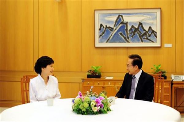 지난 2012년 대선 직전 이명박 전 대통령과 박근혜 새누리당 후보의 회동. 사진=청와대 제공