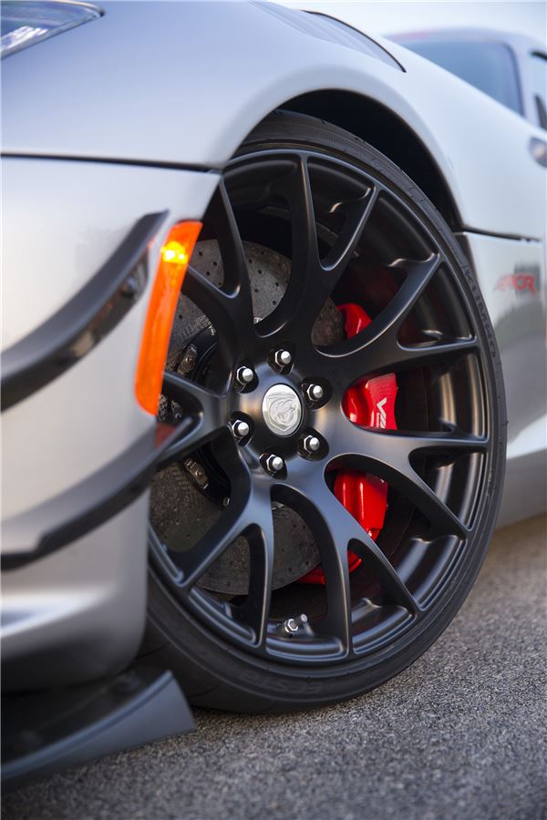 금호타이어가 미국 슈퍼카를 대표하는 닷지(Dodge)의 2016년형 바이퍼 ACR에 OE(신차용 타이어)를 공급한다. 닷지는 세계적인 자동차 회사인 피아트-크라이슬러 자동차 그룹(FCA)의 브랜드다. 사진=금호타이어 제공