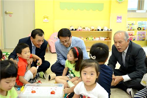 지난 17일 김성렬 행정자치부 지방행정실장이 오류1동새마을금고가 위탁운영하고 있는 새롬마을 어린이집을 방문해 수업에 참관했다. 사진 왼쪽부터 민혁근 오류1동새마을금고이사장, 김성렬 행정자치부 지방행정실장, 이계명 새마을금고중앙회 부회장. 사진=새마을금고 제공