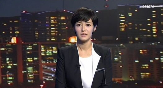 김주하, MBN ‘뉴스8’ 첫 인사··힘차게 오프닝 기사의 사진
