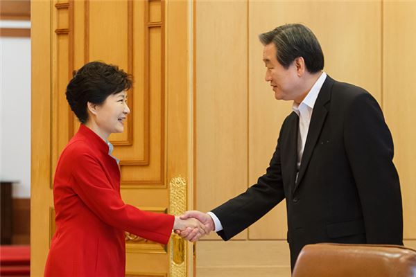 박근혜 대통령(왼쪽)과 김무성 새누리당 대표. 사진=새누리당 제공