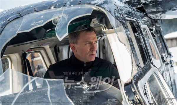 깨진 유리 그리고 비밀···영화 ‘007 스펙터’ 2차 예고편 공개 기사의 사진