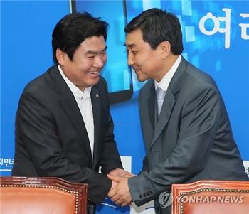 새누리당 원유철 원내대표(왼쪽)와 새정치민주연합 이종걸 원내대표가 23일 국회에서 추경안과 국정원 해킹 청문회 사안 등에 대해 합의했다. 사진=연합뉴스 제공