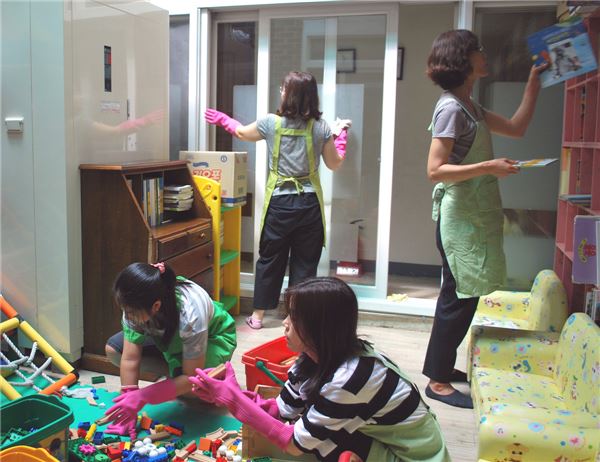 삼천리그룹 임원부인회가 지난 23일 경기도 안양시에 소재한 아동양육시설 ‘안양의 집’을 찾아 따뜻한 사랑을 전하는 봉사활동을 진행했다.