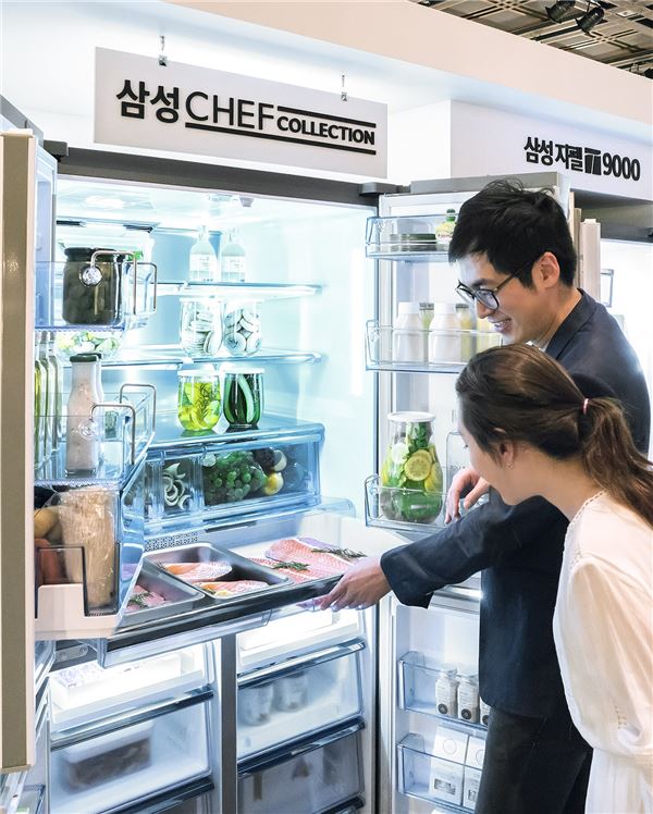'삼성전자 전시존'을 방문한 예비부부가 셰프컬렉션 냉장고를 살펴보고 있다. 사진=삼성전자 제공