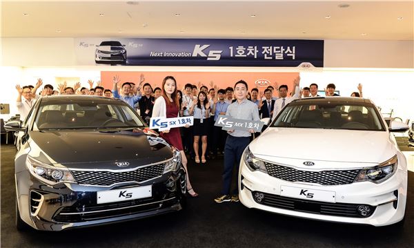 기아자동차는 27일 서울 압구정동 기아자동차 사옥에서 김창식 국내영업본부장(부사장)을 비롯한 기아자동차 임직원들이 참석한 가운데, 최근 출시된 신형 K5 1호차 주인공을 초청해 차량을 전달하는 행사를 가졌다.