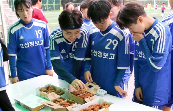 교촌치킨, 오산정보고 여자축구부-연예인 축구단 친선경기 후원