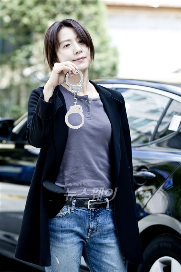 SBS '미세스 캅'에서 우아함의 대명사 김희애가 수갑든 경찰로 변신, 의외로 잘 어울리는 그림을 연출해 드라마에 대한 기대감을 높이고 있다 / 사진= SBS