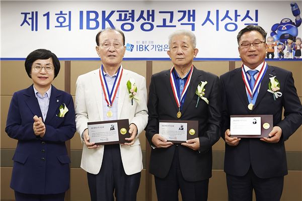 (왼쪽)권선주 IBK기업은행장과 첫 평생고객으로 선정된  김두호, 진장원, 한만우고객 사진=IBK기업은행