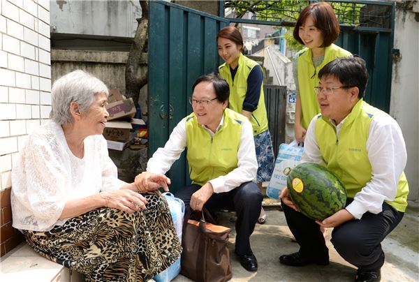 김용환 농협금융 회장은 독거노인댁을 방문해 삼계탕과 수박을 나누어 드리고, 말벗이 되어주는 봉사활동을 30일 펼쳤다. 사진=NH농협금융