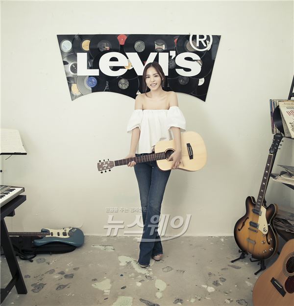 배우 민효린이 글로벌 데님 브랜드 리바이스(Levi’s)의 팝업스토어에 방문해 패셔니스타로서의 면모를 드러냈다 / 사진제공= 리바이스 