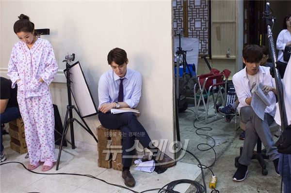 KBS2 드라마스페셜 2015 시즌2의 첫 작품 ‘귀신은 뭐하나’제작진은 촬영을 앞두고 각자의 역할에 몰입해있는 이준, 조수향, 오상진의 3인 3색 리허설 현장사진을 공개했다 / 사진제공= KBS