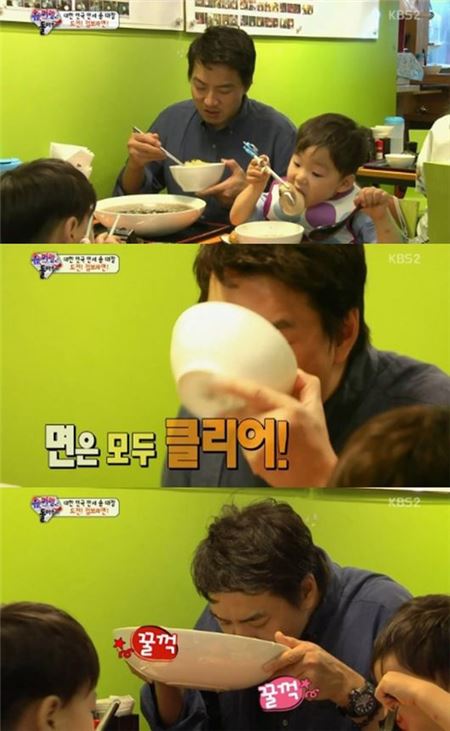 슈퍼맨 송일국. ‘슈퍼맨이 돌아왔다’의 송일국이 점보라면 도전에 실패했다. 2일 방송된 KBS 2TV 예능프로그램 ‘해피선데이-슈퍼맨이 돌아왔다’에서 송일국은 보통 라면의 4배에 달하는 점보라면을 20분 만에 먹는데 도전했다. 사진=KBS 2TV ‘해피선데이-슈퍼맨이 돌아왔다’ 영상 캡쳐