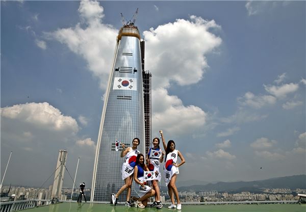 롯데월드타워, 광복 70주년 기념 초대형 태극기