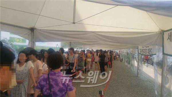 ‘안산 센트럴 푸르지오’ 입장을 위해 방문객들이 줄을 서 기다리고 있는 모습. 사진=서승범 기자 seo6100@