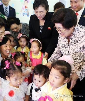 3박 4일간의 일정으로 북한을 방문한 이희호 여사가 6일 평양의 한 육아원을 방문해 어린이들을 안아주고 있다. 사진=연합뉴스 제공