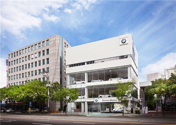 BMW 마포 전시장은 지하 1층에서 지상 5층으로 구성된다. 1층은 별도의 차량 출고 공간인 핸드오버존과 주차장, 2층과 3층은 전시장으로 이뤄져 있다.