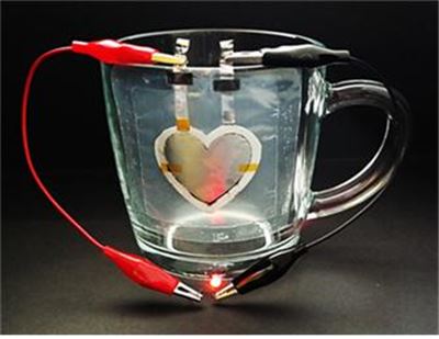 프린팅/광가교 공정을 이용해 유리컵 위에 하트 모양으로 제조한 전지. 사진=미래창조과학부 제공