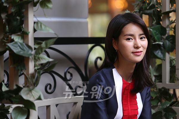 배우 임지연이 '뉴스웨이'와의 인터뷰에 앞서 사진 촬영을 진행하고 있다.