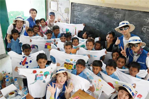 삼성물산 해외봉사단이 인도 마단뿌르 카다르 지역 학교에서 지난 10일부터 4일간 해외봉사활동을 펼쳤다. 사진= 삼성물산 제공