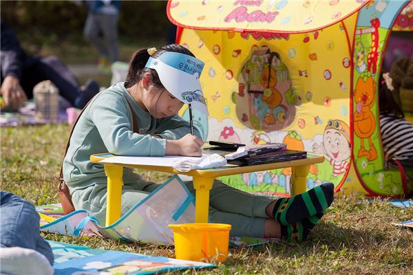 제27회 대한민국 어린이 푸른나라 그림대회에서 참가한 어린이가 그림을 그리고 있다. 사진=현대자동차 제공