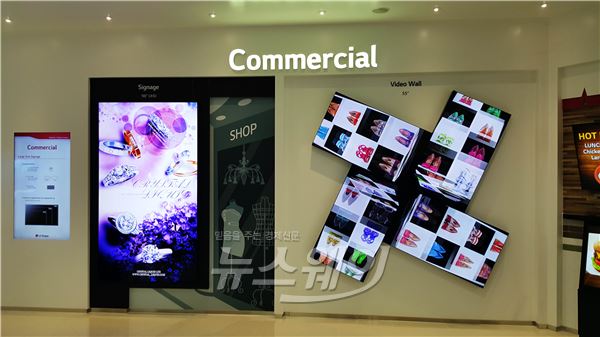 LG디스플레이의 상업용 OLED 제품인 사이니지(왼쪽)와 비디오 월(오른쪽). 사진=정백현 기자 andrew.j@newsway.co.kr