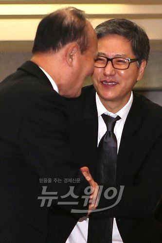 담철곤 오리온 회장이 19일 오후 서울 종로구 서울대병원에 마련된 고(故) 이맹희 CJ그룹 명예회장 빈소를 찾아 이채욱 CJ주식회사 대표(장례위원장)와 인사를 하고 있다. 사진=최신혜 기자 shchoi@newsway.co.kr