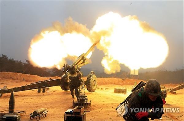 북한군이 20일 서부전선에서 로켓을 발사하고 우리 군이 포탄 수십발을 대응 사격했다. 사진은 우리군이 운용중인 155mm 견인포의 훈련사격 모습. 사진=연합뉴스 제공