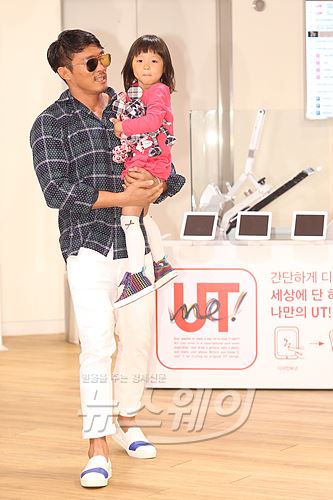 유니클로 월드디즈니 콜라보레이션 스페셜 존 오픈 추사랑, 추성훈. 사진=최신혜 기자 shchoi@newsway.co.kr