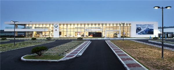 BMW 코리아는 영종도 BMW 드라이빙 센터 1주년을 맞이했다. 지난해 8월 공식 오픈한 BMW 드라이빙 센터을 찾은 관람객은 총 14만명으로, 유료 프로그램 이용객은 2만1000명이다.