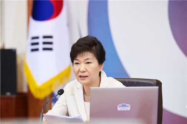 박근혜 대통령은 23일 남북 고위급 접촉 정회 및 재개에 대비하고 있는 것으로 알려졌다. 사진=청와대 제공