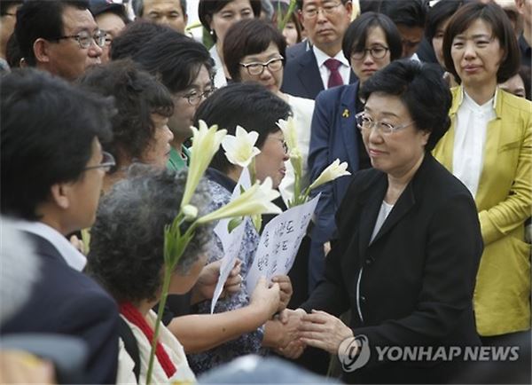 불법 정치자금을 받은 혐의로 2년 실형이 확정된 한명숙 전 총리가 24일 수감을 위해 경기도 의왕시 서울구치소로 들어서며 지지자들과 인사를 하고 있다. 사진=연합뉴스 제공