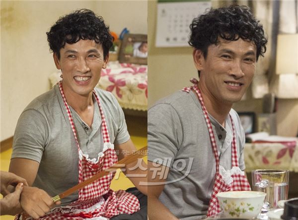 KBS2 드라마스페셜 2015 시즌2의 마지막 작품 ‘그 형제의 여름'에서 유오성이 카리스마 이미지를 버리고 뽀글머리를 한 체 순박한 웃음을 짓고 있는 촬영현장 사진이 공개되었다 / 사진제공= KBS
