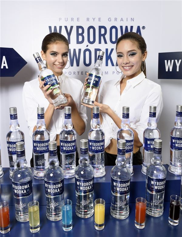 25일 소공동 롯데 호텔에서 폴란드 위보로바 관계자와 함께 사진행사 진행