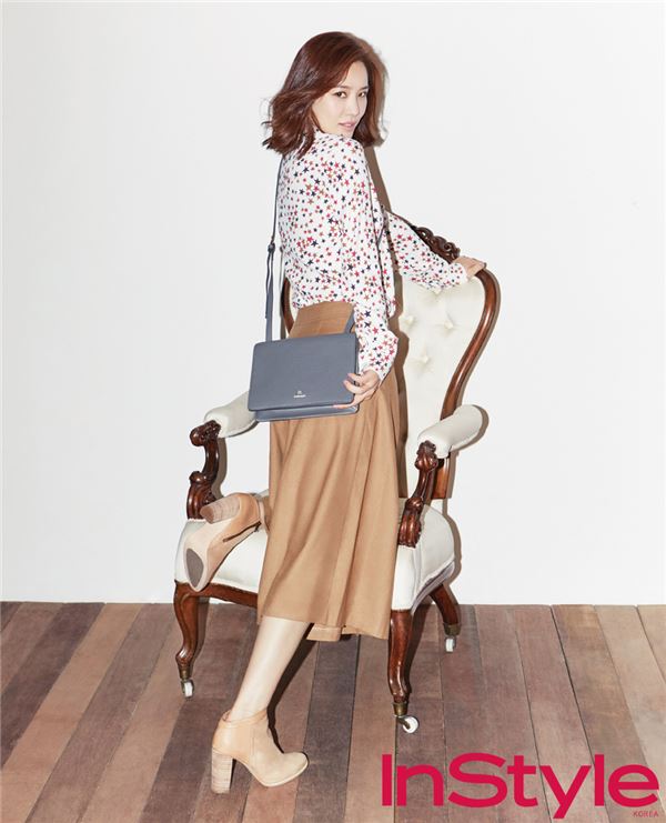 김현주, 올 가을 유행 가방 스타일은요··· 아이그너 모델발탁 기사의 사진