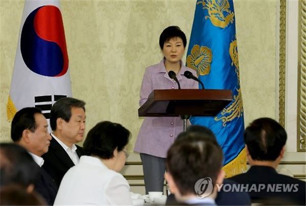 박근혜 대통령이 26일 청와대에서 열린 여당 국회의원 초청 오찬에서 발언하고 있다. 사진=연합뉴스 제공